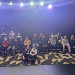 Grupa dzieci siedzi w sali teatru..jpg