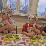 Dwoje uczniów w czapkach kucharskich robi pierniki.jpg