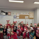 Uczniowie ubrani w świąteczne stroje stoją przy choince..jpg