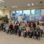 Grupa uczniów siedzi na krzesłach przy oknie..jpg