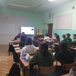 Uczniowie siedzą w klasie naprzeciwko monitoru..jpg