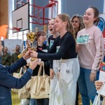 Dziewczyny odbierają puchar od wojewody..jpg