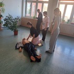 Dziewczyny pochylają się nad nieprzytomna osobą..jpg