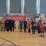 Grupa osób stoi na tle napisu turniej pierwszej pomocy.jpg