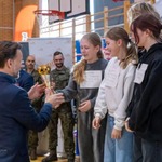 Uczennice odbierają puchar od wojewody..jpg