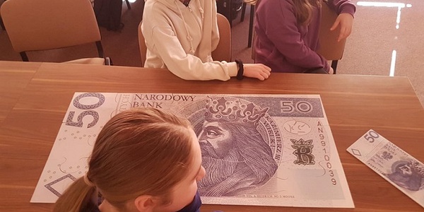 Duży banknot leży na stole.jpg