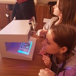 Dwie dziewczyny patrzą na podświetlony banknot.jpg