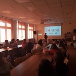Grupa uczniów w sali obserwuje wykład pani.jpg