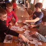 Uczniowie układają na stole banknoty z puzzli..jpg
